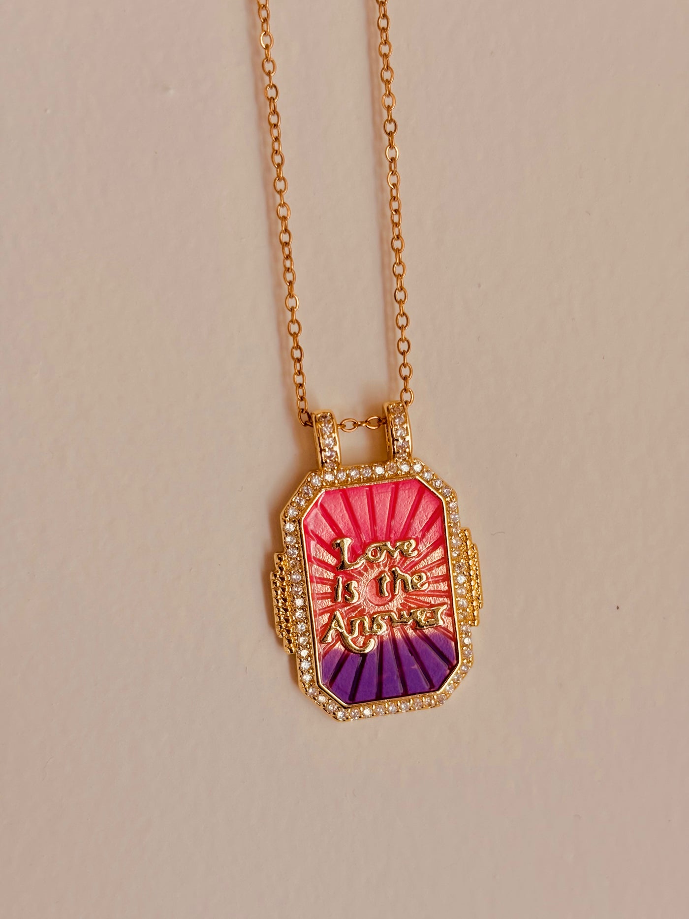 Collier à plaque "Love is the answer"