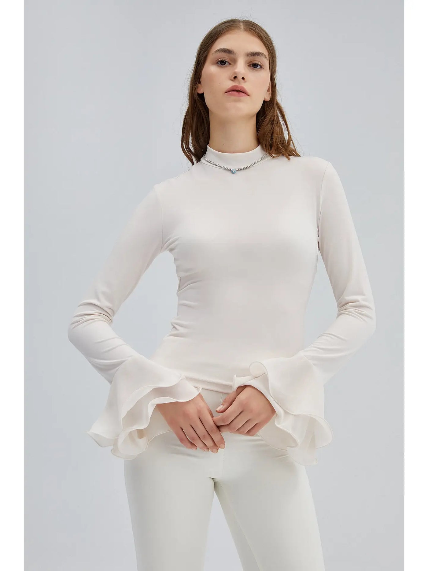 Pull fin avec poignets à volants transparents