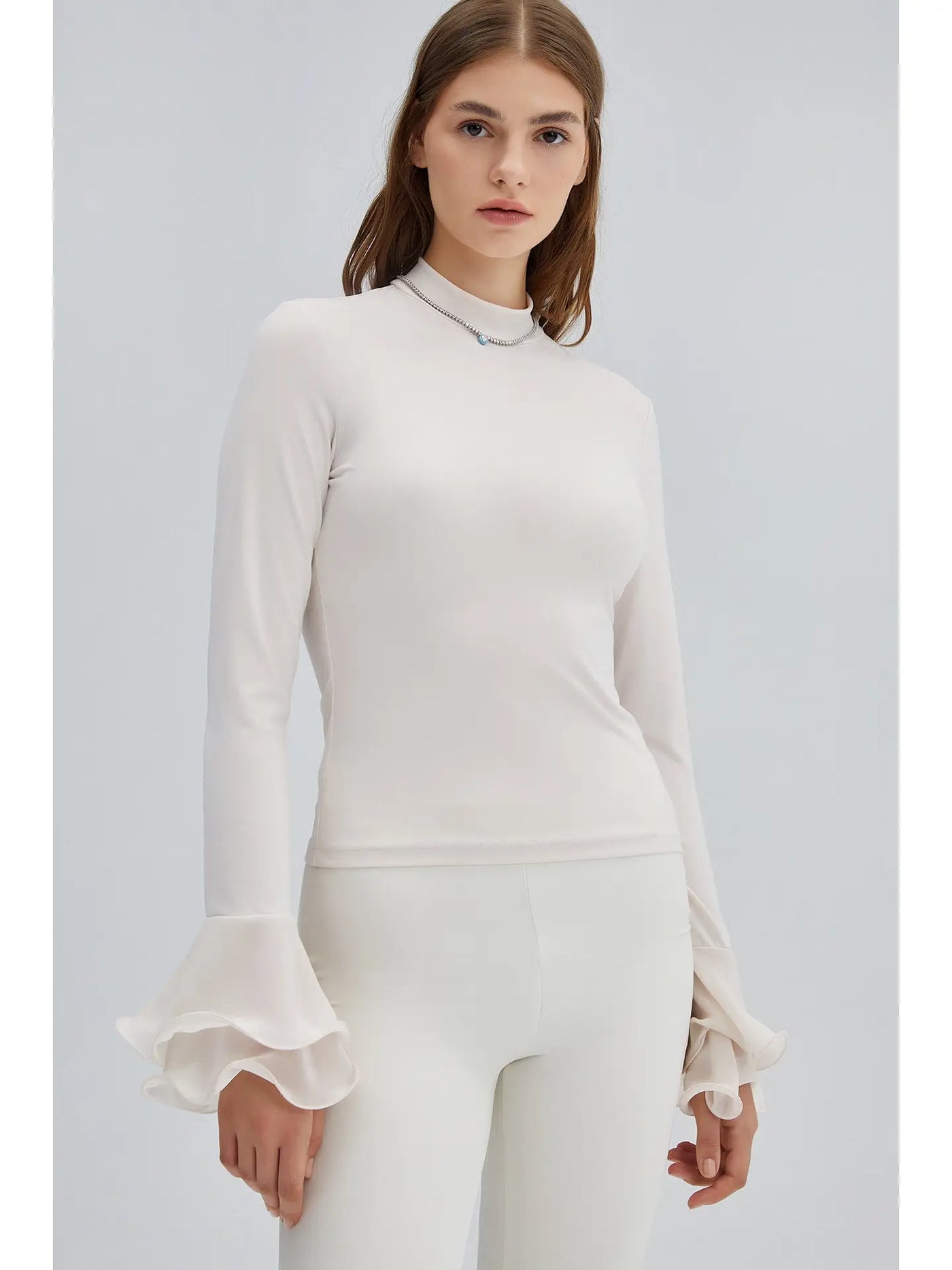 Pull fin avec poignets à volants transparents