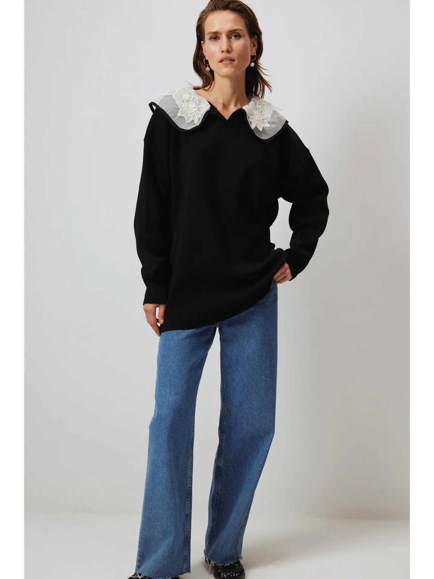 Pull en maille avec col à détails brodés
