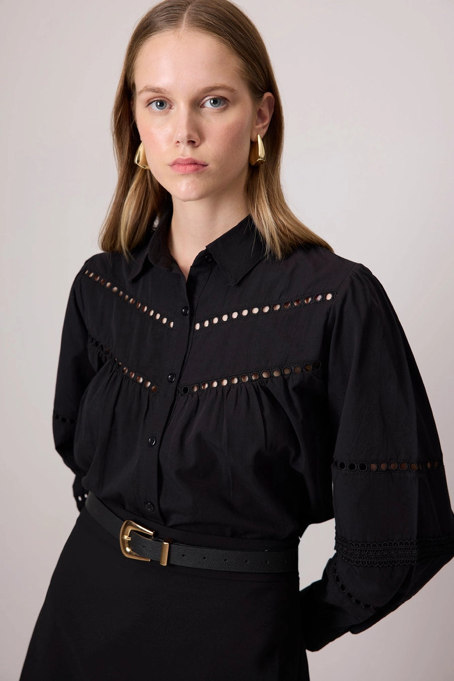 Chemise à œillets avec manches bouffantes