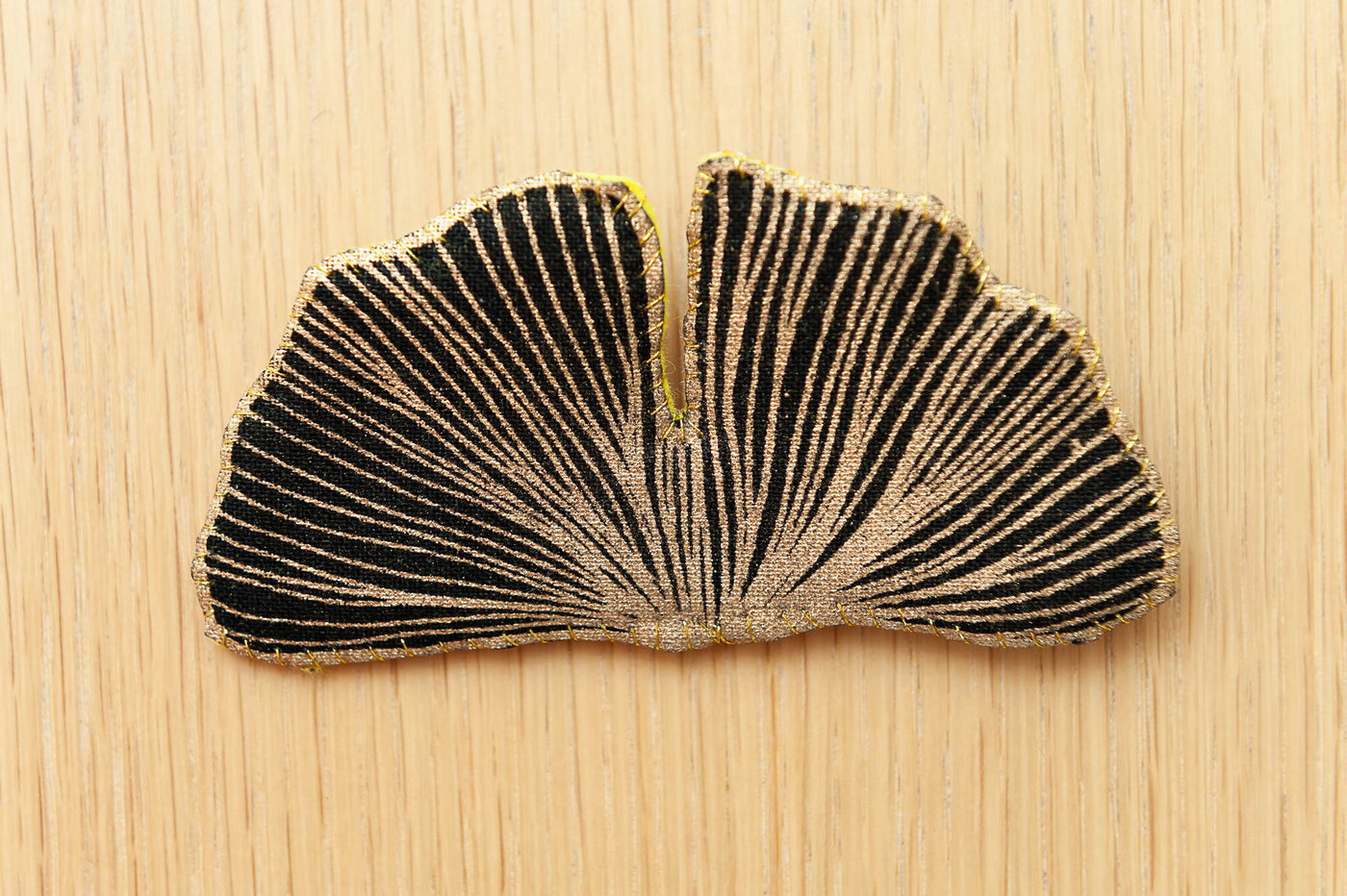 Broche Ginkgo noire